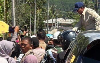 Presiden Prabowo sapa warga di Silangit. (dok. istimewa)