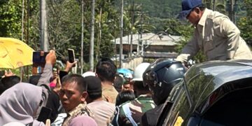 Presiden Prabowo sapa warga di Silangit. (dok. istimewa)