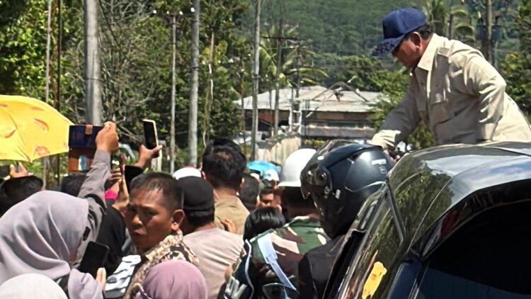 Presiden Prabowo sapa warga di Silangit. (dok. istimewa)