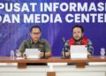 Kepala Pusat Data, Informasi, dan Komunikasi Kebencanaan Badan Nasional Penanggulangan Bencana (BNPB) Abdul Muhari (kiri) menyampaikan, berdasarkan hasil pemutakhiran data hingga Kamis (18/12/2025), terdapat penambahan korban meninggal dunia sebanyak sembilan jiwa. (dok. BNPB)