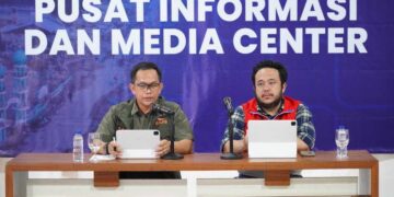 Kepala Pusat Data, Informasi, dan Komunikasi Kebencanaan Badan Nasional Penanggulangan Bencana (BNPB) Abdul Muhari (kiri) menyampaikan, berdasarkan hasil pemutakhiran data hingga Kamis (18/12/2025), terdapat penambahan korban meninggal dunia sebanyak sembilan jiwa. (dok. BNPB)