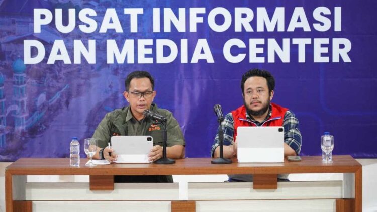 Kepala Pusat Data, Informasi, dan Komunikasi Kebencanaan Badan Nasional Penanggulangan Bencana (BNPB) Abdul Muhari (kiri) menyampaikan, berdasarkan hasil pemutakhiran data hingga Kamis (18/12/2025), terdapat penambahan korban meninggal dunia sebanyak sembilan jiwa. (dok. BNPB)