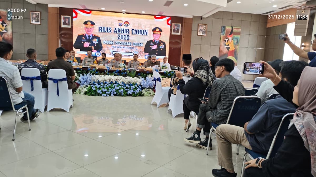 RIlis akhir tahun Polda Sumbar 2025. (dok. Radarsumbar.com)