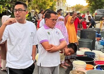 Rachmad Wijaya saat mengecek ketersediaan air pascabencana di Padang. (dok. istimewa)