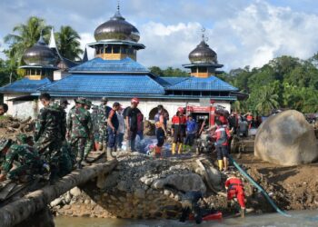 Relawan dan Tim dari Semen Padang melakukan pembersihan masjid di Palembayan Agam. (dok. istimewa)