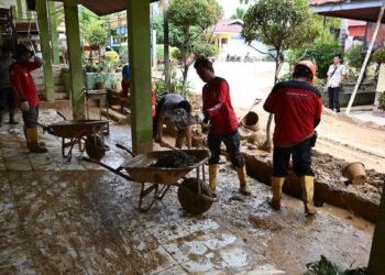 Respon cepat tim Semen Padang bersihkan rumah warga pascabanjir di kawasan Pauh. (dok. Humas)
