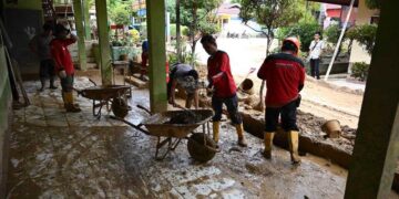 PT Semen Padang Diapresiasi atas Penanganan Pascabencana Banjir Bandang di Pauh 7 Respon cepat tim Semen Padang bersihkan rumah warga pascabanjir di kawasan Pauh. (dok. Humas)