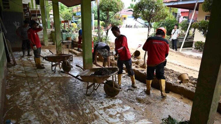 PT Semen Padang Diapresiasi atas Penanganan Pascabencana Banjir Bandang di Pauh 1 Respon cepat tim Semen Padang bersihkan rumah warga pascabanjir di kawasan Pauh. (dok. Humas)
