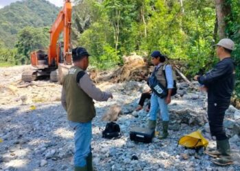 Petugas BKSDA Sumbar sedang melakukan verifikasi laporan kemunculan beruang madu di Batang Aia Balok, Kecamatan Tanjung Raya, Kabupaten Agam, Selasa (23/12). (Dok ANTARA/Yusrizal)
