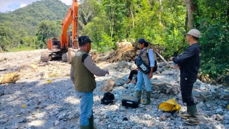 Petugas BKSDA Sumbar sedang melakukan verifikasi laporan kemunculan beruang madu di Batang Aia Balok, Kecamatan Tanjung Raya, Kabupaten Agam, Selasa (23/12). (Dok ANTARA/Yusrizal)