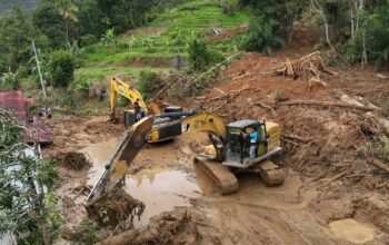 Akses di wilayah Silungkang yang sempat terputus akibat bencana banjir bandang secara bertahap mulai dapat dilalui kembali. Sejumlah titik, termasuk di Jorong Tantaman, Nagari Tigo Koto Silungkang Kec. Palembayan Kab. Agam, akses masih terputus karena timbunan material lumpur, batu dan kayu, Rabu (3/12). (dok. BNPB)