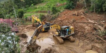 Perkembangan Dampak Bencana Hidrometeorologi, Kerugian Material Mencapai Rp1,76 Triliun 9 Akses di wilayah Silungkang yang sempat terputus akibat bencana banjir bandang secara bertahap mulai dapat dilalui kembali. Sejumlah titik, termasuk di Jorong Tantaman, Nagari Tigo Koto Silungkang Kec. Palembayan Kab. Agam, akses masih terputus karena timbunan material lumpur, batu dan kayu, Rabu (3/12). (dok. BNPB)