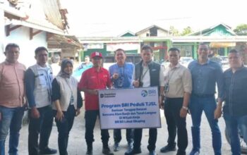 BRI Lubuk Sikaping serahkan bantuan untuk korban terdampak banjir. (dok. istimewa)