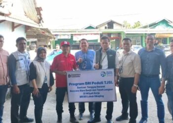 BRI Lubuk Sikaping serahkan bantuan untuk korban terdampak banjir. (dok. istimewa)