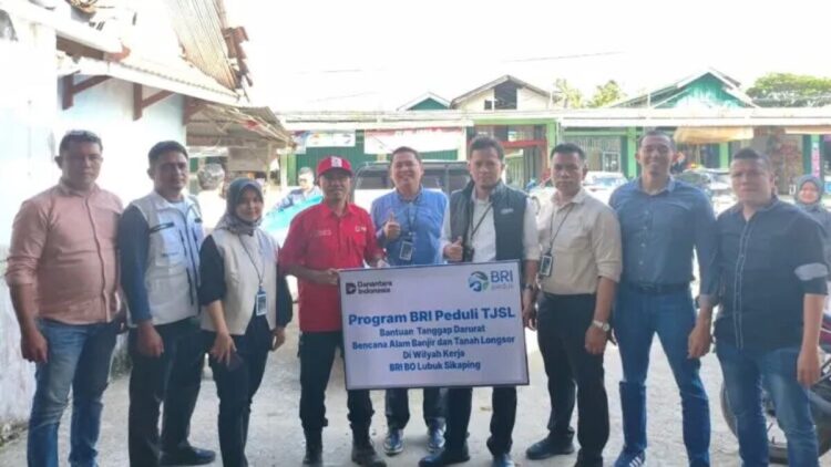 BRI Lubuk Sikaping serahkan bantuan untuk korban terdampak banjir. (dok. istimewa)