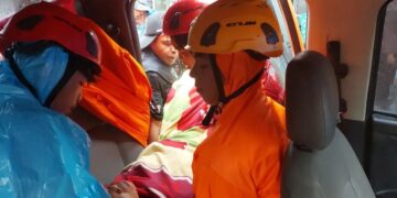 Evakuasi penghuni rumah yang tertimbun longsor di Labuah Sampik, Jorong Ngungun, Nagari Salareh Aia, Kabupaten Agam. (dok. Basarnas/Antara)