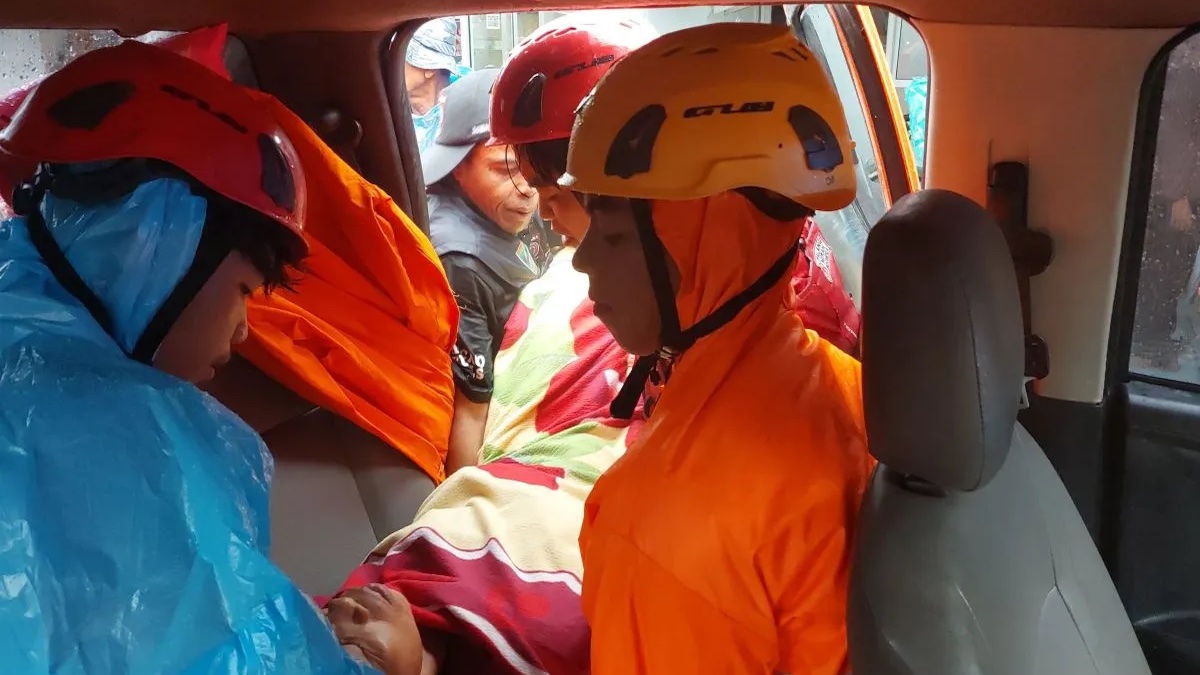 Evakuasi penghuni rumah yang tertimbun longsor di Labuah Sampik, Jorong Ngungun, Nagari Salareh Aia, Kabupaten Agam. (dok. Basarnas/Antara)