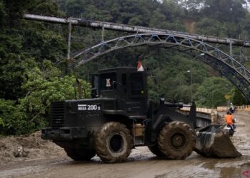 Jembatan kereta api yang merupakan Warisan Budaya Dunia UNESCO di Lembah Anai terancam dibongkar menyusul banjir bandang dan tanah longsor di Kabupaten Tanah Datar, Sumatera Barat. (ANTARA/Muhammad Zulfikar)