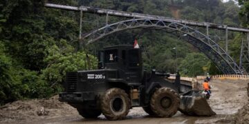 Jembatan kereta api yang merupakan Warisan Budaya Dunia UNESCO di Lembah Anai terancam dibongkar menyusul banjir bandang dan tanah longsor di Kabupaten Tanah Datar, Sumatera Barat. (ANTARA/Muhammad Zulfikar)
