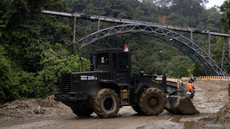 Jembatan kereta api yang merupakan Warisan Budaya Dunia UNESCO di Lembah Anai terancam dibongkar menyusul banjir bandang dan tanah longsor di Kabupaten Tanah Datar, Sumatera Barat. (ANTARA/Muhammad Zulfikar)