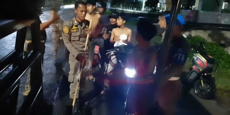 Home 46 Satpol PP Padang amankan remaja yang hendak tawuran di kawasan Koto Tangah. (dok. istimewa)