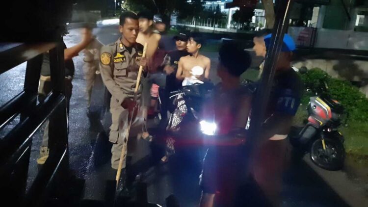 Aksi Cepat Tim Gabungan Gagalkan Tawuran Remaja di Koto Tangah, Enam Orang Diamankan 1 Satpol PP Padang amankan remaja yang hendak tawuran di kawasan Koto Tangah. (dok. istimewa)