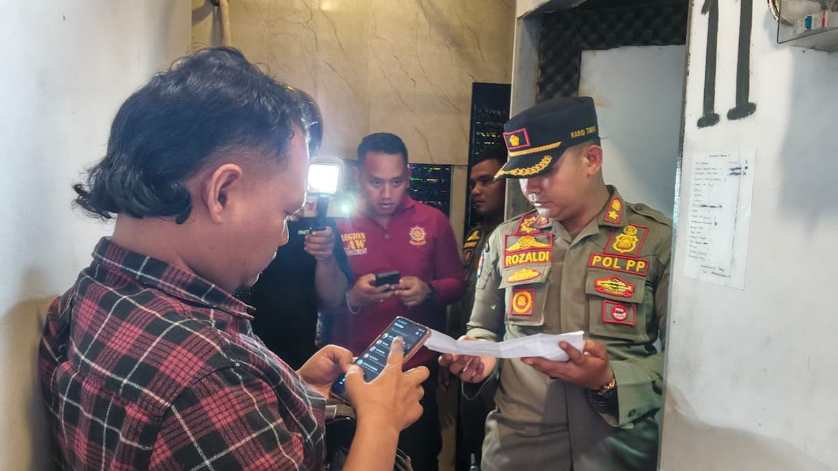 Satpol PP Padang menggelar razia di kost-an yang diduga melanggar norma. (dok. istimewa)