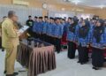 Sekdaprov Sumbar Arry Yuswandi menggelar Pelantikan PPPK paruh waktu Dinsos Sumbar. (dok. adpsb)