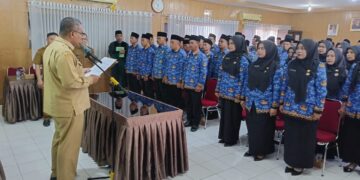 Sekdaprov Sumbar Arry Yuswandi menggelar Pelantikan PPPK paruh waktu Dinsos Sumbar. (dok. adpsb)