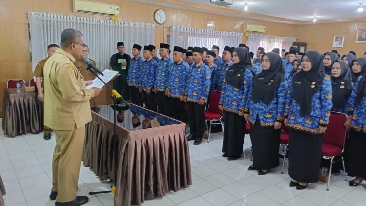 Sekdaprov Sumbar Arry Yuswandi menggelar Pelantikan PPPK paruh waktu Dinsos Sumbar. (dok. adpsb)
