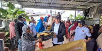 DPP IKM Salurkan Bantuan Rp537 Juta untuk Korban Banjir Bandang di Sumbar 13 Sekjen DPP IKM Braditi Moulevey menyerahkan bantuan Rp537 juta untuk korban bencana di Sumbar. (dok. istimewa)
