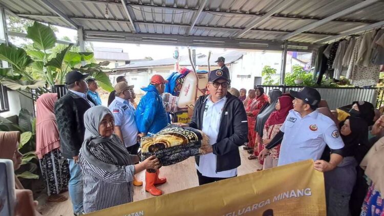DPP IKM Salurkan Bantuan Rp537 Juta untuk Korban Banjir Bandang di Sumbar 1 Sekjen DPP IKM Braditi Moulevey menyerahkan bantuan Rp537 juta untuk korban bencana di Sumbar. (dok. istimewa)