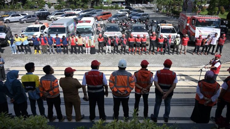 PT Semen Padang All Out Bantu Penanganan Banjir Bandang dan Longsor di Sumbar 1 Semen Padang all out berikan bantuan bencana. (dok. Humas)