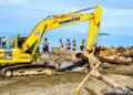 Semen Padang bantu bersihkan kayu di Pantai Parupuk Tabiang. (dok. istimewa)