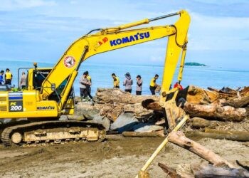 Semen Padang bantu bersihkan kayu di Pantai Parupuk Tabiang. (dok. istimewa)