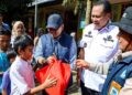 Stafsus Mendikdasmen serahkan bantuan untuk pelajar di Pariaman. (dok. istimewa)