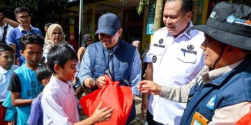 Stafsus Mendikdasmen serahkan bantuan untuk pelajar di Pariaman. (dok. istimewa)