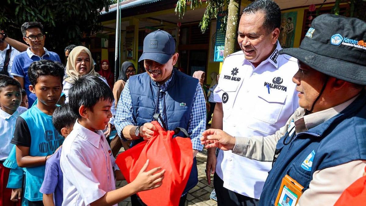 Stafsus Mendikdasmen serahkan bantuan untuk pelajar di Pariaman. (dok. istimewa)