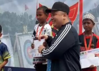 Penyerahan medali dan hadiah untuk pemenang Sumbar Open Archery Tournament 2025 tingkat anak. (dok. istimewa)