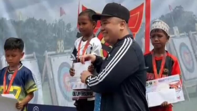 Penyerahan medali dan hadiah untuk pemenang Sumbar Open Archery Tournament 2025 tingkat anak. (dok. istimewa)