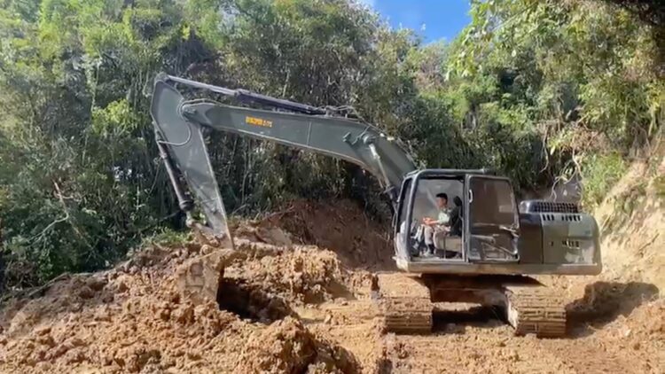 TNI bantu pembukaan jalan yang tertutup material longsor di Agam. (dok. istimewa)