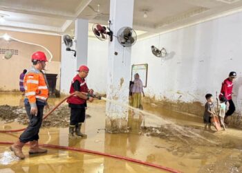 TRC Semen Padang sedang membersihkan material sisa banjir di Padang. (dok. Humas)