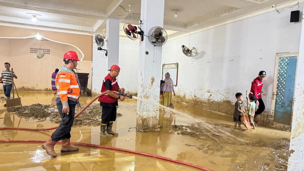 TRC Semen Padang sedang membersihkan material sisa banjir di Padang. (dok. Humas)