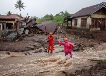 Tim Basarnas Padang berijibaku mencari korban bencana yang hilang. (dok. Basarnas Padnag)