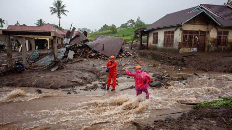 Bendungan Rusak Pascabencana, 2.900 Hektare Sawah di Padang Terancam Kekeringan 1 Tim Basarnas Padang berijibaku mencari korban bencana yang hilang. (dok. Basarnas Padnag)