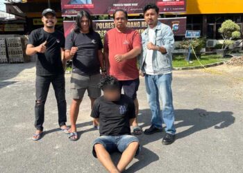 Tim Klewang amankan pelaku pencuri tas di Pasar Raya Padang. (dok. istimewa)