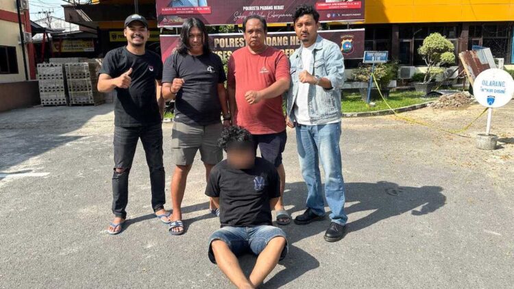 Kejar-kejaran di Pasar Raya, Tim Klewang Amankan Pencuri Tas Berisi Uang Rp70 Juta 1 Tim Klewang amankan pelaku pencuri tas di Pasar Raya Padang. (dok. istimewa)