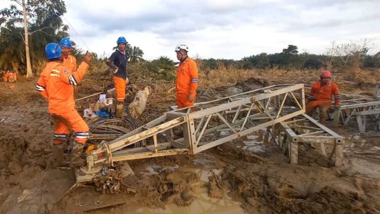 PLN Terus Kebut Siang Malam Perbaiki Jalur Listrik Langsa-Pangkalan Brandan, Penopang Pemulihan Kelistrikan Aceh 1 Di tengah medan yang berlumpur, petugas PLN melakukan perakitan tower darurat di jalur transmisi Langsa-Pangkalan Brandan. (dok. Humas PLN)