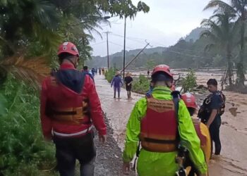Tim Semen Padang Evakuasi 11 Warga Terjebak Banjir di Batu Busuk 6 Tim Semen Padang bantu evakuasi warga yang terjebak banjir susulan di Batu Busuak. (dok. istimewa)