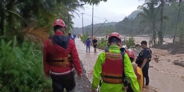 Tim Semen Padang Evakuasi 11 Warga Terjebak Banjir di Batu Busuk 13 Tim Semen Padang bantu evakuasi warga yang terjebak banjir susulan di Batu Busuak. (dok. istimewa)